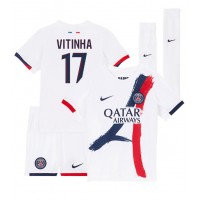 Dječji Nogometni Dres Paris Saint-Germain Vitinha #17 Gostujuci 2024-25 Kratak Rukav (+ Kratke hlače)